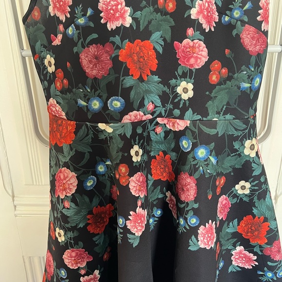 Mini Scuba Dress with floral print - Picture 2 of 6